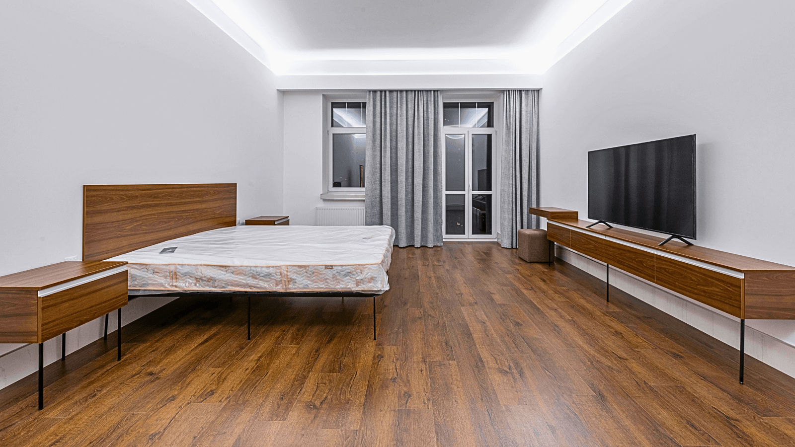 Sala de estar moderna decorada com instalação de Piso Vinílico em Palmas pela Tecfloor, mostrando acabamento elegante e conforto térmico.