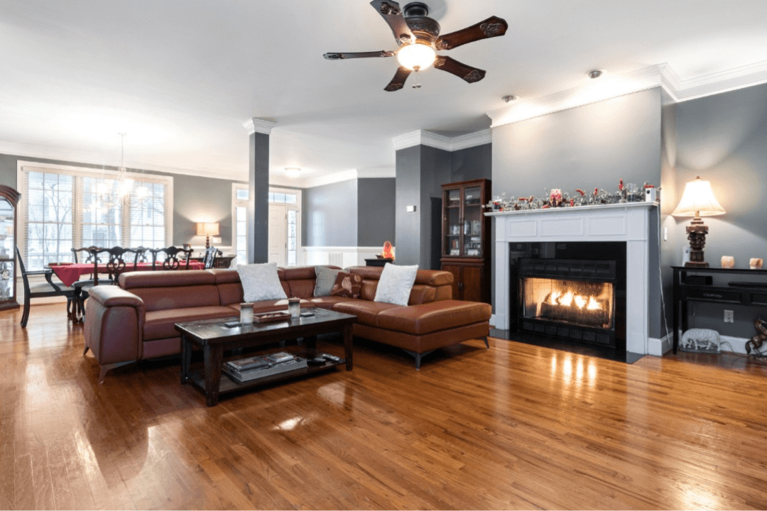 Sala comercial reformada com instalação de piso laminado tom madeira clara e rodapés brancos em Palmas, Tocantins.