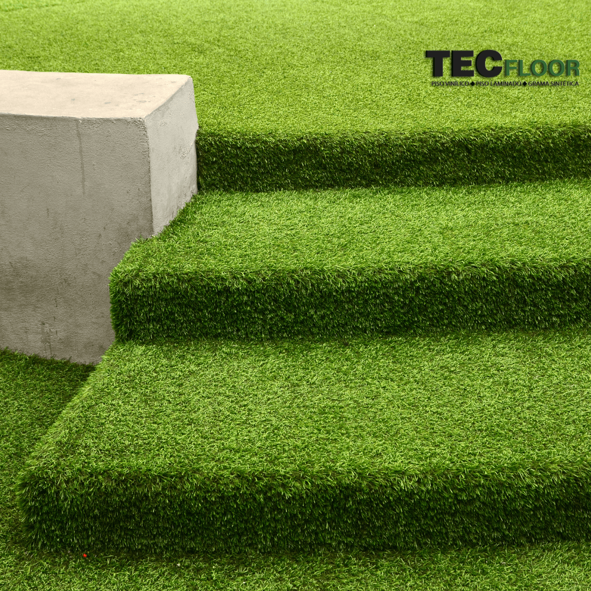 Instalação de grama sintética em degraus de concreto e jardim em Palmas, Tocantins, pela empresa Tecfloor.