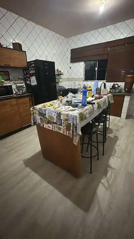 Cozinha com ilha central e piso vinílico resistente à água recém-instalado, combinando praticidade e beleza no dia a dia em Palmas.