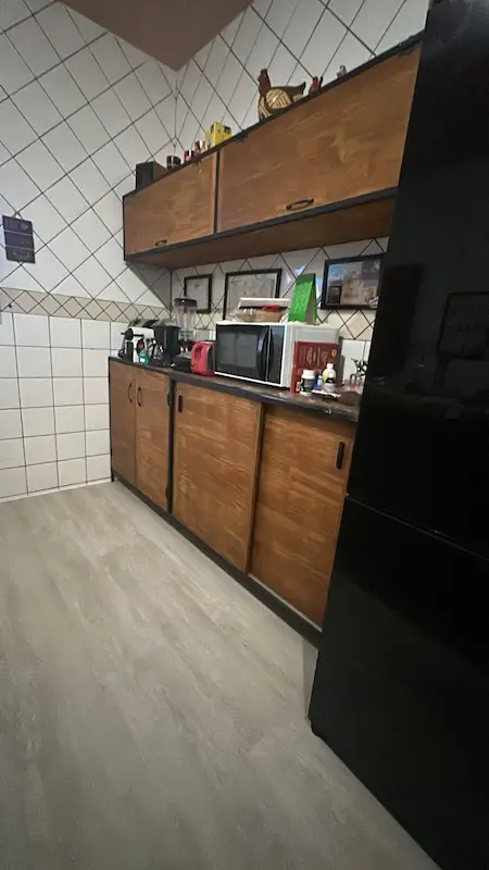 Reforma rápida de cozinha em Palmas com instalação de piso vinílico amadeirado claro harmonizando com armários rústicos, sem geração de entulho.