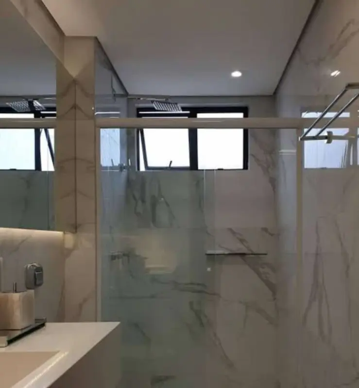 Revestimento elegante em lastras para parede de banheiro sem quebra-quebra em Palmas, Tocantins.